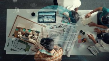 Yetenekli mimar mühendisinin birlikte çalışmasının ve anlaşma yaparken el sıkışmasının en iyi görüşü. Proje yöneticisinin hava görüntüsü konuşuyor ve tasarımı açıklıyor. Hizalama.