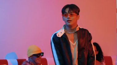 Çekici Asyalı sokak dansçısı neon ışıkla serbest stil hareketi yapıyor. Profesyonel sanatçı, çeşitli arkadaşlarıyla ya da stüdyoda ışık saçan bir ekiple hip hop müzik yapmaya çalışıyor. Mutluluk.
