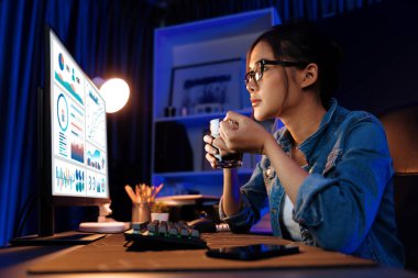 Sunucu kanalı Asyalı etkileyicisi, sosyal medyada kulaklık takarak iş grafikleri ekranında dinleyicileri selamlıyor ve Neon Modern Stüdyoları 'nda internet üzerinden koçluk yapıyor. Taktik.