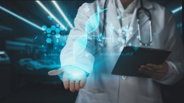 Doktorun tableti tutmasına ve teknoloji yeniliklerini kullanarak DNA örneği hologramını tutmasına yakın durun. Genetik araştırmaları kontrol ederken genetik bozuklukların tedavisine hazırlanan tıbbi çalışmalar. İyileştirici.
