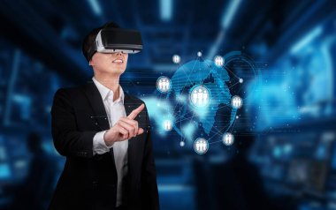 Bir işadamı, gelecekteki ofis ortamında küresel ağ oluşturma ve iletişim olanaklarını araştıran sanal gerçeklik teknolojisiyle ilgileniyor. XDMCP