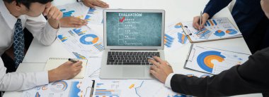 Pazarlama stratejisi planlaması için canlı yazılım bilgisayarında müşteri memnuniyeti ve değerlendirme analizi