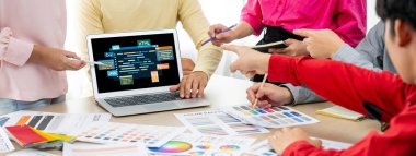 Yeni uygulama geliştirme için HTML, Python, Java ve C gibi çeşitli programlama dillerinin kodlama ekranı ile yazılım geliştirme veya programlama çalışmaları