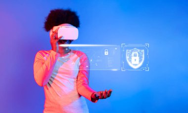 Sanal gerçeklik kulaklığı olan bir kişi dijital güvenlik kavramlarına bağlanarak, çevrimiçi ve iş ortamlarında veri ve mahremiyetin korunmasının önemini vurguluyor. XDMCP