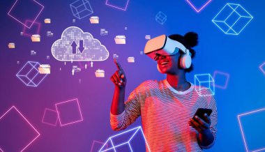 Neşeli bir kadın, bulut hesaplama kavramlarıyla uğraşırken sanal gerçeklik deneyiminden zevk alır. Renkli grafikler çevrimiçi depolama dinamikleri ve dijital yenilikleri gösteriyor. XDMCP