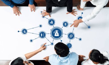 Bir iş ekibi, finansal hedefler ve süreçleri temsil eden ikonlar ile stratejik indirgeme stratejilerini analiz ederek, takım çalışmasını ve yenilikleri ön plana çıkaran bir masa etrafında işbirliği yapar. Dostluk