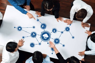 Bulut hesaplama fikirleri üzerinde işbirliği içinde çalışan, teknoloji ve bağlantıları temsil eden ikonlar kullanan, takım çalışması ve yenilik sergileyen profesyonellerin dinamik bir sahnesi. Dostluk