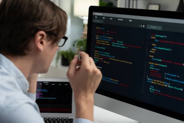 Güncellenmiş sürüm uygulama projesi denemesi ile ilgili kodlama programı ile pc align çalışma dizüstü bilgisayarı üzerinde çalışan çevrimiçi yazılım geliştirme bilgilerine bakan IT geliştiricisi yeni bir kod genel sistemi yaratıyor. Bireysel.
