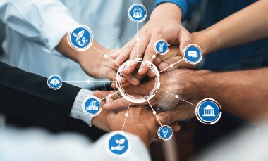 Çeşitli bir grup el birliğine katılarak, yeşil girişimler ve sürdürülebilir başarı için toplumsal katılıma odaklanmış işbirlikçi bir iş ortamını temsil ediyor. Dostluk