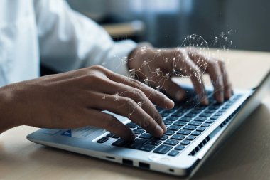 Modern bir ortamda bulut verilerini, üretici yapay zekayı ve gelişmiş NLP teknolojilerini temsil eden dijital görsel elementlerin yer aldığı bir dizüstü bilgisayarda yazı yazan ellerin yakın çekimi. XDMCP