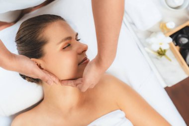 Panorama 'da kadınların stres önleyici kafa masajından ve lüks tatil beldesi veya otel spa salonundaki modern ışık ortamında yüz güzelliği eğlencelerini şımartmaktan hoşlandığı bir manzara var. Sessiz.