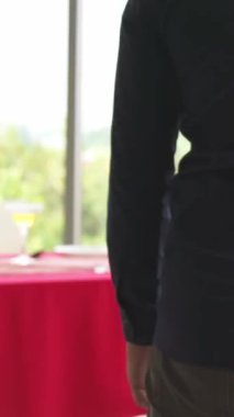 Romantik çift lokantada sevgilisine hediye veriyor. Mutlu çift yaşam tarzı .