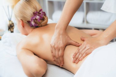 Kafkasyalı kadın müşteri stres önleyici spa masajının keyfini çıkarıyor ve lüks otel ya da oteldeki gündüz açık ortam güzellik salonunda güzellik teniyle eğleniyor. Sessiz.