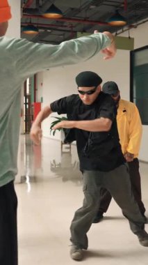 Profesyonel hipster hip-hop dansı yapıyor. Etrafı çok kültürlü arkadaşlarla çevrili. Hippi grup el çırptı ve profesyonel break dansçı sokak dansını teşvik etti. Açık hava sporu 2024 hiphop..