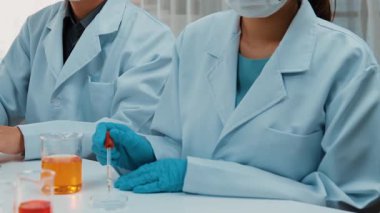 Bilimsel uzmanlığa, laboratuvar ekipmanlarına ve yenilikçi tıbbi biyoteknoloji yazılımına sahip laboratuvar sağlık araştırma ekibi yeni ilaçlar araştırıyor, tedavi geliştiriyor. Ağır çekim. Katı.