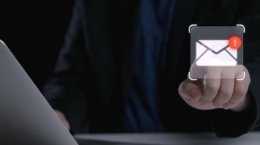 İş adamı e-posta kutusunu kontrol ediyor, daha iyi verimlilik için mesajları düzenliyor ve önceliklerini belirliyor. Etkili iletişim için akıllı e-posta teknikleri öğren. Kullanıcı Kimliği