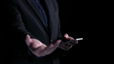 İş adamı, tahminsel büyük veri modellerinden gerçek zamanlı analizlere uzanan eğilimleri ve görüşleri ortaya çıkarmak için veri analizlerini derinlemesine inceleyerek, veri güdümlü kararların analitik endüstrileri UUID 'ye nasıl yönlendireceğini öğrenir