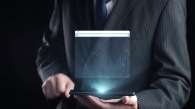 Bir işletme profesyoneli, yapay zeka arayüzü ve veri analizlerini gösteren, yenilik ve ilerlemeyi sembolize eden birden fazla ekranı olan ileri teknoloji sergiliyor. Dörtgen