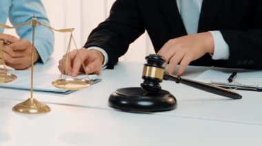 Avukat, hukuk bürosunda pazarlık yoluyla iş anlaşmazlığını çözmek için iki taraf arasında uzlaşma teklif ediyor. Yasal arabuluculuk ve çatışma çözme servisi. Ağır çekim. Katı.