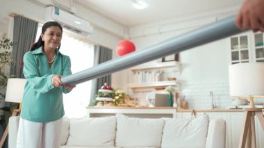 Büyükannenin elinde boru var ve göz, el koordinasyonunu geliştirmek ya da odaklanma ve konsantrasyonu arttırmak için top yuvarlama oyunu oynuyor. Yaşlı çift stresi azaltıyor. Sağlık hizmetleri. Myrmidon.