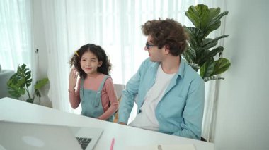 Amerikalı kız kulağına kalem taktı ve babası beyaz kıza bakarken el salladı. Mühendislik kodları ve programlama sistemi okurken dizüstü bilgisayara bakan tatlı bir kız öğrenci. Pedagoji.