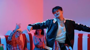 Asyalı bir adam pop müzikle dans ederken, çok kültürlü bir arkadaş evde ışık altında oturuyor. Çekici bir sokak dansçısı kameraya bakarken hip hop müzik dinliyor. Mutluluk.