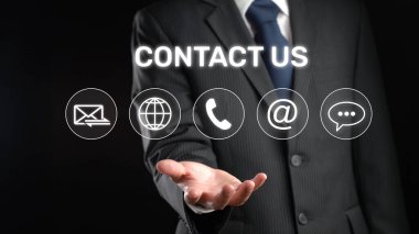 Takım elbiseli profesyonel bir adam elini uzatıyor ve temas kuruyor. Çevreleyen simgeler, çevrimiçi destek seçenekleri gösteren çeşitli müşteri hizmetleri kanallarını temsil etmektedir. XDMCP
