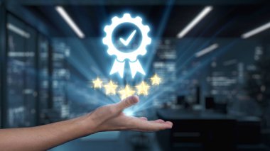 Bir el, çağdaş ofis ortamında başarıyı ve kaliteyi simgeleyen, müşteri memnuniyetindeki mükemmelliği temsil eden işaretli bir rozet taşır. Auvana