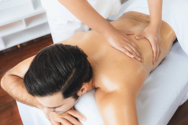 Kafkas erkek müşteri stres önleyici spa masajının keyfini çıkarıyor ve lüks otel veya oteldeki gündüz açık hava ortamında güzellik derisi eğlencesi ile şımartıyor. Sessiz.