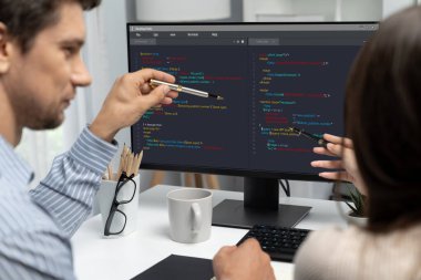 Uygulama ve program kodlaması için bilgisayar ekranında yazılım geliştirme programlama