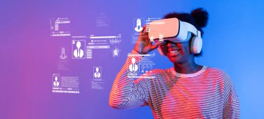 Bu resim sanal gerçeklik teknolojisiyle uğraşan bir kişiyi gösteriyor, dijital kimlik güvenliği, gizlilik ve siber uzayda kullanıcı korumasının önemini vurguluyor. XDMCP