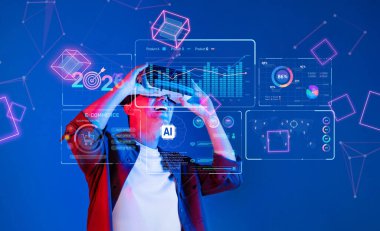 Genç bir adam yapay zeka veri analizlerinin yer aldığı sanal gerçeklik arayüzü ile etkileşime giriyor. Bu, yeni yıl için yenilikçi pazarlama stratejilerini temsil ediyor. XDMCP