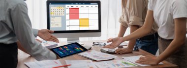 İnternet sitesinde canlı eleştiriler için çevrimiçi aplikasyon rezervasyon takvimi