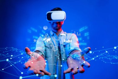 İş adamı, tahmin edilen büyük veri modellerinden gerçek zamanlı analizlere uzanan eğilimleri ve görüşleri ortaya çıkarmak için veri analizlerini derinlemesine inceleyerek, veri güdümlü kararların analitik endüstrileri nasıl ileri götürdüğünü öğrenir Faas