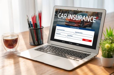 Araba sigortası internet sitesi, arabanızın hasarının rahat olduğundan emin olmak için ekranda.