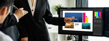 Web sayfasının modern tasarımı ve bilgisayar ekranında gösterilen ticari canlı reklamlar için grafiksel tasarımcı yazılımı