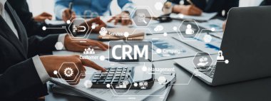 CRM çözümleri, teknoloji entegrasyonu ve iş büyümesi için verimli proje yönetimi konularında işbirliği yapan profesyonellerin yer aldığı dinamik bir ofis ortamı. Dostluk