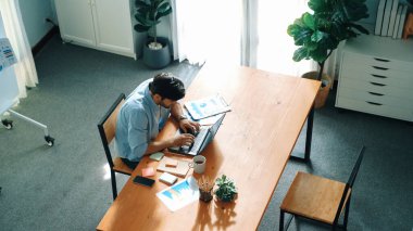 Dizüstü bilgisayar üzerinde çalışırken masada yürüyen yetenekli bir proje yöneticisi. Bilgi analizi ya da mali istatistiklere bakarken pazarlama stratejisi planlamak için birlikte çalışan yetenekli iş adamları. Cemaat.