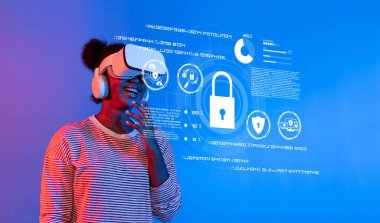 Sanal gerçekliğe dalmış neşeli bir kullanıcı, günümüz dünyasında siber güvenliğin ve mahremiyetin önemini vurguluyor. Dinamik dijital manzarayı keşfedin. XDMCP