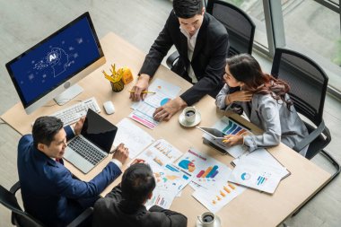 Yapay zeka teknolojisini çalıştırmak için komut mühendisi ve kullanıcı kolaylığı için üretici yapay zeka yardımcı araçları insanların yapay zeka hareketini teşvik ederek üretken yapay zeka fonksiyonları ile çalışmasına yardımcı olur