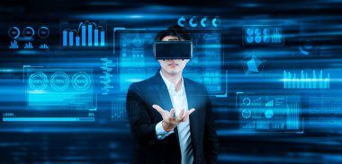 VR gözlüklerini kullanarak global ağa bağlanan zeki bir iş adamı. Proje yöneticisi, iş verilerini analiz ederek ve finansal tabloyu göstererek büyük verilere erişiyor. Yaratıcılık.