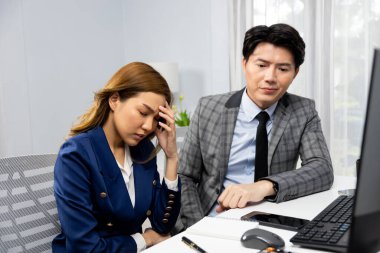 Stresli döviz yatırımcısı iş ortakları zarar eden hisse senedi döviz kuru yatırımlarını tartışıyor ekonomik durgunluk aşamasında finansal uygulamanın ticari değer dinamik karışıklığını kaçırıyorlar. İnfobahn.