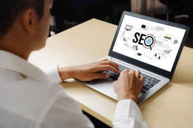 Model e-ticaret için SEO arama motoru optimizasyonu ve bilgisayar ekranında gösterilen çevrimiçi perakende işi