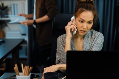 İş kadını, müşterilerle birlikte modern ofiste yeni bir proje işi yapmak için arıyor. Bu sırada, iş planının evrak dosyalarını kontrol ederek gece geç saatlerde veri tabanı raporlama toplantısına katılıyor. İnfobahn.