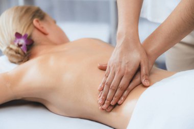 Kafkasyalı kadın müşteri stres önleyici spa masajının keyfini çıkarıyor ve lüks otel ya da oteldeki gündüz açık ortam güzellik salonunda güzellik teniyle eğleniyor. Sessiz.