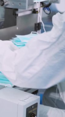 Modern fabrikada yüz maskesi üretim hattı. Covid-19 Coronavirus 2019 üretimi kavramı .