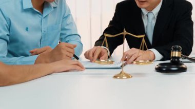 Avukat, hukuk bürosunda pazarlık yoluyla iş anlaşmazlığını çözmek için iki taraf arasında uzlaşma teklif ediyor. Yasal arabuluculuk ve çatışma çözme servisi. Ağır çekim. Katı.