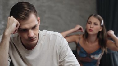 Aile krizi ve çift sorunu, finansal problemden kaynaklanan stresli durum, zihinsel sağlık sorunu, ya da sadakatsizlik. Evlilik hayatındaki hayal kırıklıkları ve hüsranlar depresyona ve boşanmaya yol açıyor. Düzenle