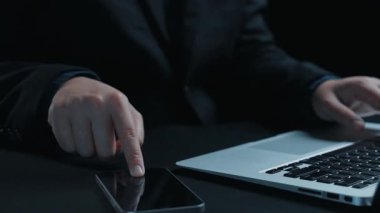 Modern teknoloji çözümlerini vurgulayarak, mobil bir cihaz ve dizüstü bilgisayar etkileşimi yoluyla bulut hesaplamasının, veri yüklemesinin ve dijital güvenliğin gelecekteki tasviri. Dörtgen