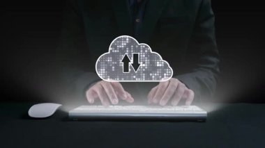 Klavyeye yazı yazan bir kişinin, dijital temalar için ideal, karanlık bir ortamda veri transferini ve modern teknolojiyi sembolize ederek bulut depolamasının görsel bir temsili. Dörtgen